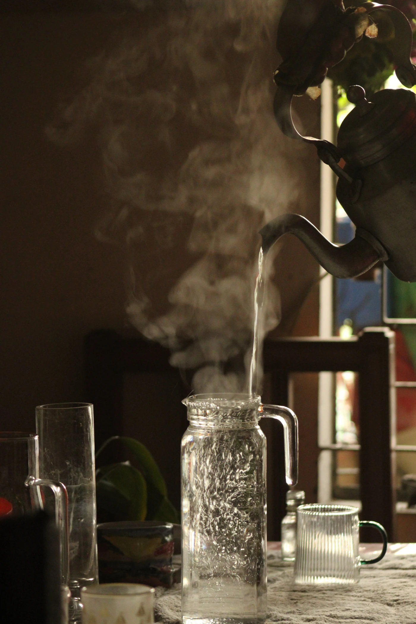 日光中，热水从水壶倒入玻璃杯